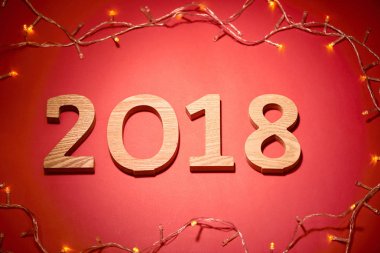 Yeni yıl 2018 dekorasyon kırmızı zemin üzerine.