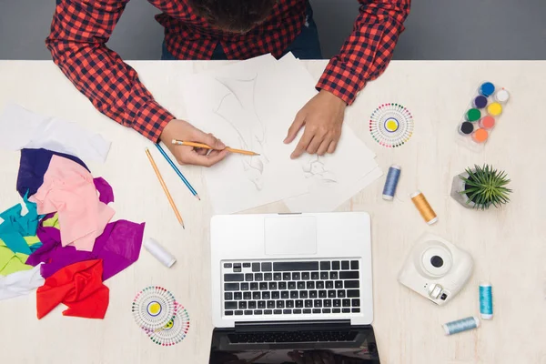 Mannenmode Ontwerpster Werkzaam Bij Bureau Met Mode Sktech Bovenaanzicht — Stockfoto