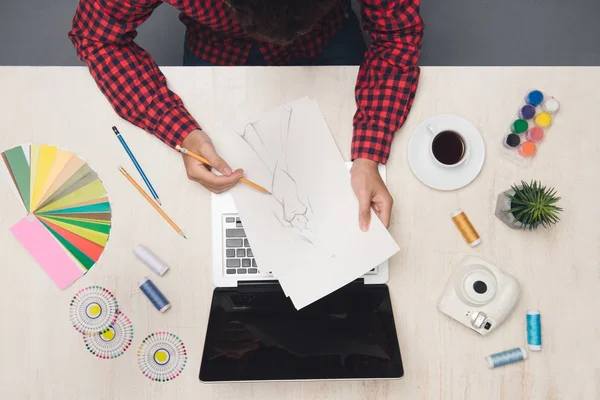 Mannenmode Ontwerpster Werkzaam Bij Bureau Met Mode Sktech Bovenaanzicht — Stockfoto