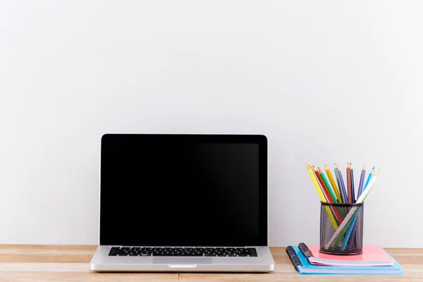 Maqueta Espacio Trabajo Con Pantalla Computadora Escritorio Aislada —  Fotos de Stock