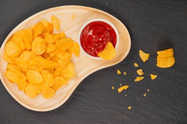 Patates kızartması ve ketçap. Bira aperatif, sağlıksız yeme