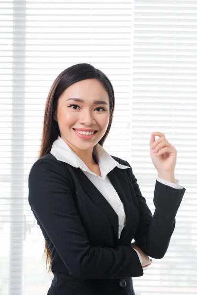 Портрет Красивой Азиатской Деловой Женщины Смотрящей Камеру Позирующую Офисе — стоковое фото