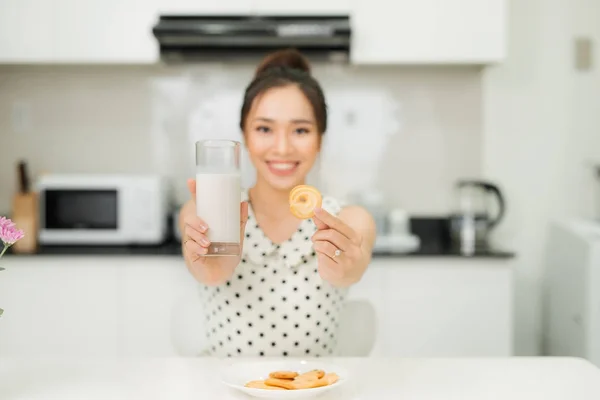 Wanita Asia Muda Yang Memegang Kue Susu Dapurnya — Stok Foto