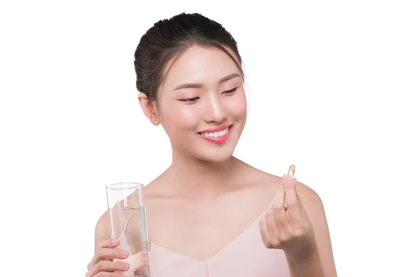 薬と水を飲んで食べて笑顔のアジア女性 — ストック写真