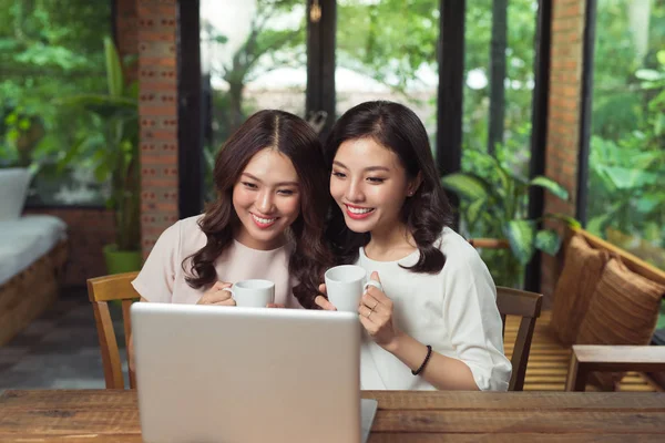 Jóvenes Amigas Navegando Juntos Por Internet Portátil —  Fotos de Stock