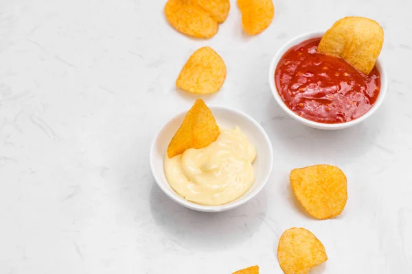 Koncepció Egészségtelen Élelmiszerek Halom Burgonya Chips Ketchup Majonéz — Stock Fotó