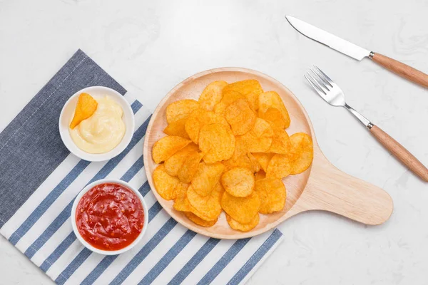Koncepció Egészségtelen Élelmiszerek Halom Burgonya Chips Ketchup Majonéz — Stock Fotó
