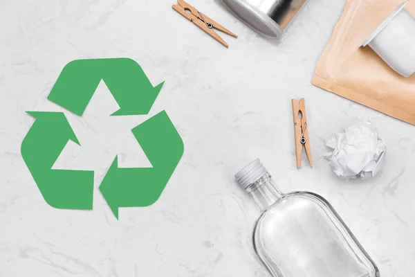 Öko Konzept Abfallrecycling Symbol Mit Müll Auf Stein — Stockfoto