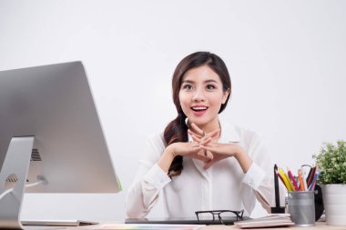 Güzel grafik tasarımcı grafik tablet masasında onun işi yapmak için kullanma