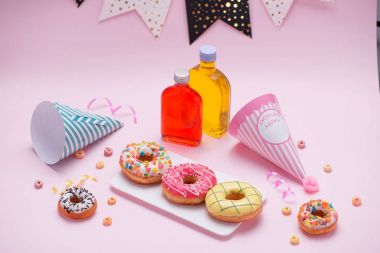 Parlak doğum günü dekorasyonu renk arka plan üzerinde