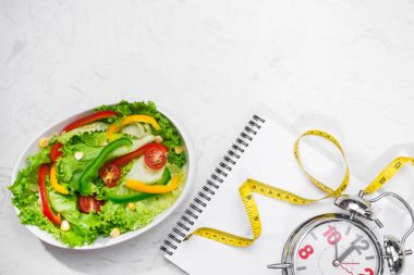Taze salata ile sağlıklı fitness yemek. Diyet kavramı.