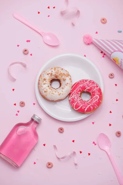 Красочные Круглые Пончики Розовом Фоне Плоский Вид Сверху — стоковое фото