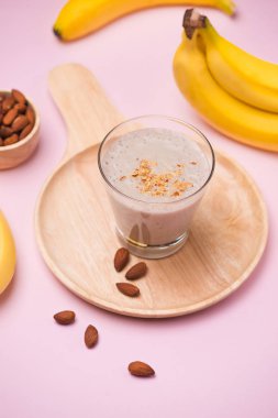 Taze muz smoothie pembe arka plan yaptı.