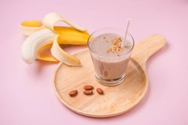 Taze muz smoothie üzerinde sarı arka plan yaptı.