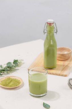 Ev yapımı sıcak Matcha Latte çay sütlü