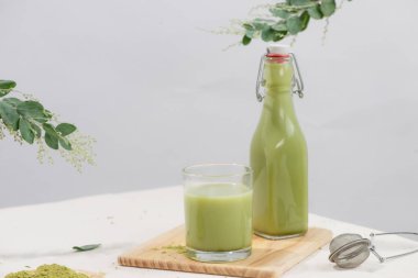 Ev yapımı sıcak Matcha Latte çay sütlü