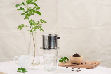 Vietnam usulü kahve ahşap masaya damlıyor.