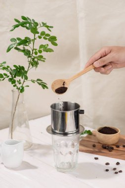 Vietnam usulü kahve ahşap masaya damlıyor.