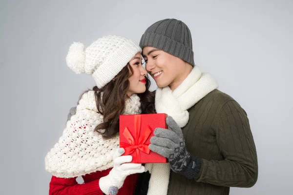 Asiatisches Paar Hält Weihnachtsgeschenkschachtel — Stockfoto