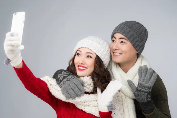 Casal feliz em roupas de inverno — Fotografia de Stock