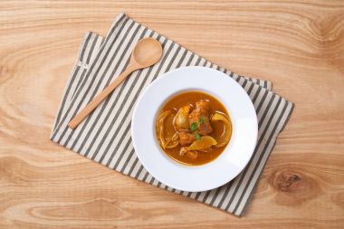 Beyaz çanak üzerinde soslu tavuk köri