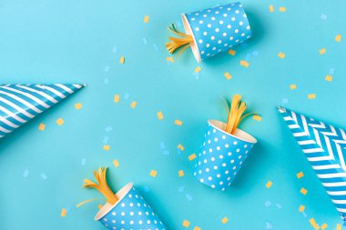 Mavi arka plan üzerinde çeşitli parti konfeti kutlama desenle. Düz yatıyordu