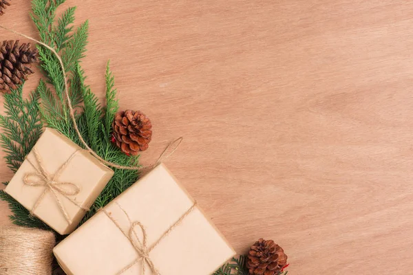 Kézzel Készített Karácsonyi Jelen Ajándék Dobozok Eszközöket Fából Készült Háttér — Stock Fotó