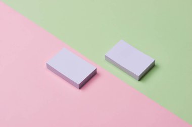 Kimlik marka için şablon. Kartvizit mockup iki renk arka plan üzerinde