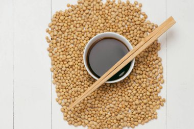 Soya sosu ve soya fasulyesi ile chopsticks ahşap tablo