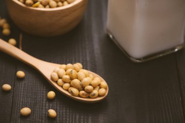 Koyu ahşap arka plan, kaşık soya fasulyesi yakın çekim