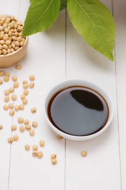 Beyaz ahşap masa kase ve soya fasulye, soya sosu