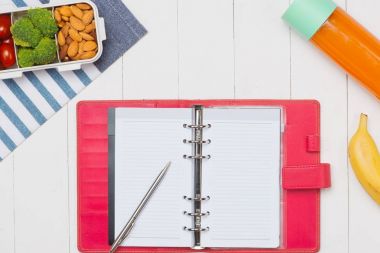 Ofis Büro Malzemeleri ve sebze ve badem ile beslenme çantası. Metin alanı olan Üstten Görünüm