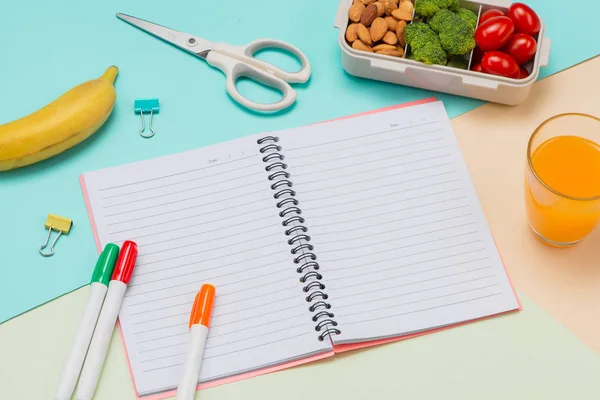 Lunchbox Mit Gemüse Schulbedarf Auf Farbigem Hintergrund — Stockfoto