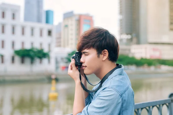Jovem Asiático Homem Turista Tirar Fotos Livre Cidade — Fotografia de Stock