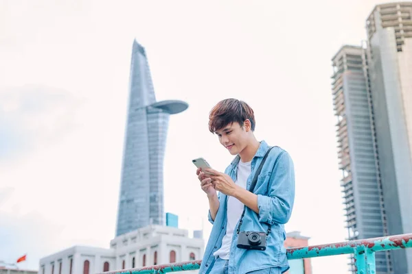 若いアジア人観光都市の屋外のスマート フォンを使用して — ストック写真