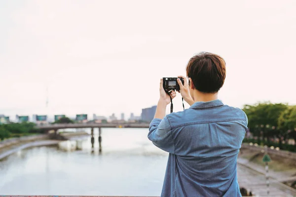 Junger Asiatischer Mann Fotografiert Touristen Der Stadt — Stockfoto