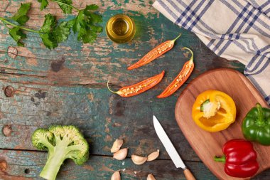 Taze organik sebze ve kopya alanı natürmort ile ahşap zemin üzerinde ahşap kesme tahtası