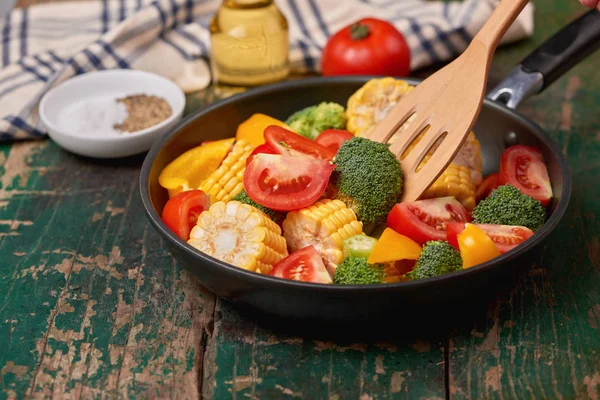 Frutas Verduras Frescas Una Sartén Sobre Fondo Madera Vieja — Foto de Stock