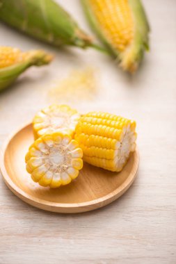 Tatlı Mısır. Taze mısır koçanı ahşap tablo.