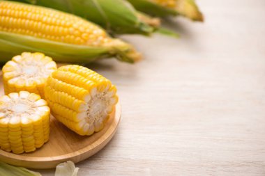 Tatlı Mısır. Taze mısır koçanı ahşap tablo.