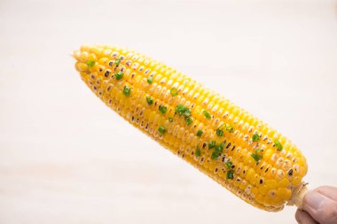 Lezzetli tatlı soğan soslu Mısır el ızgara