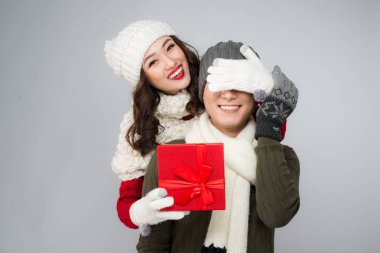 Noel hediye kutusu tutarak Asya çift