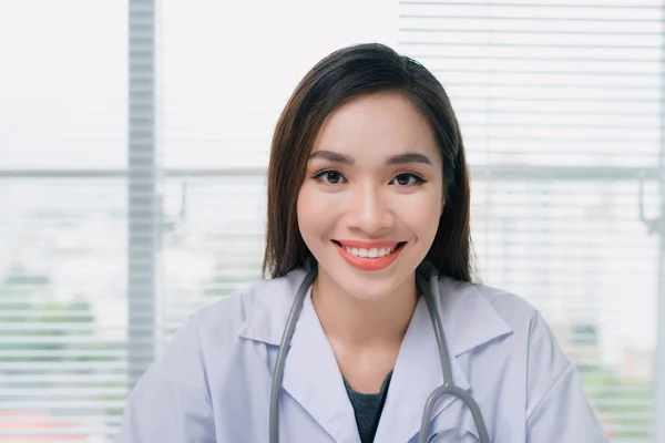 Portrait Médecin Asiatique Médecin Femme — Photo