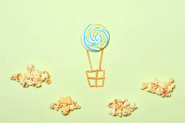 Creatieve Reizen Concept Bovenaanzicht Zoete Candy Lucht Ballonnen Popcorn Wolken — Stockfoto