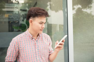 Sosyal medya iletişim. Casual adam yapma video arama mobil akıllı telefon açık havada kullanma