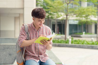 Öğrenci holding kitaplar