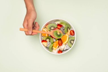 Lezzetli bir yaz meyve zevk bir adamın Üstten Görünüm