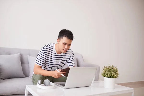Asiático Homem Sentado Sofá Com Laptop — Fotografia de Stock
