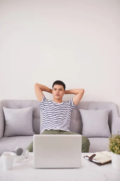 Jovem Olhando Para Cima Enquanto Trabalhava Laptop Casa — Fotografia de Stock