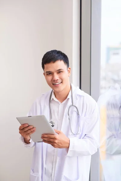 Giovane Medico Asiatico Utilizzando Suo Tablet Lavoro — Foto Stock